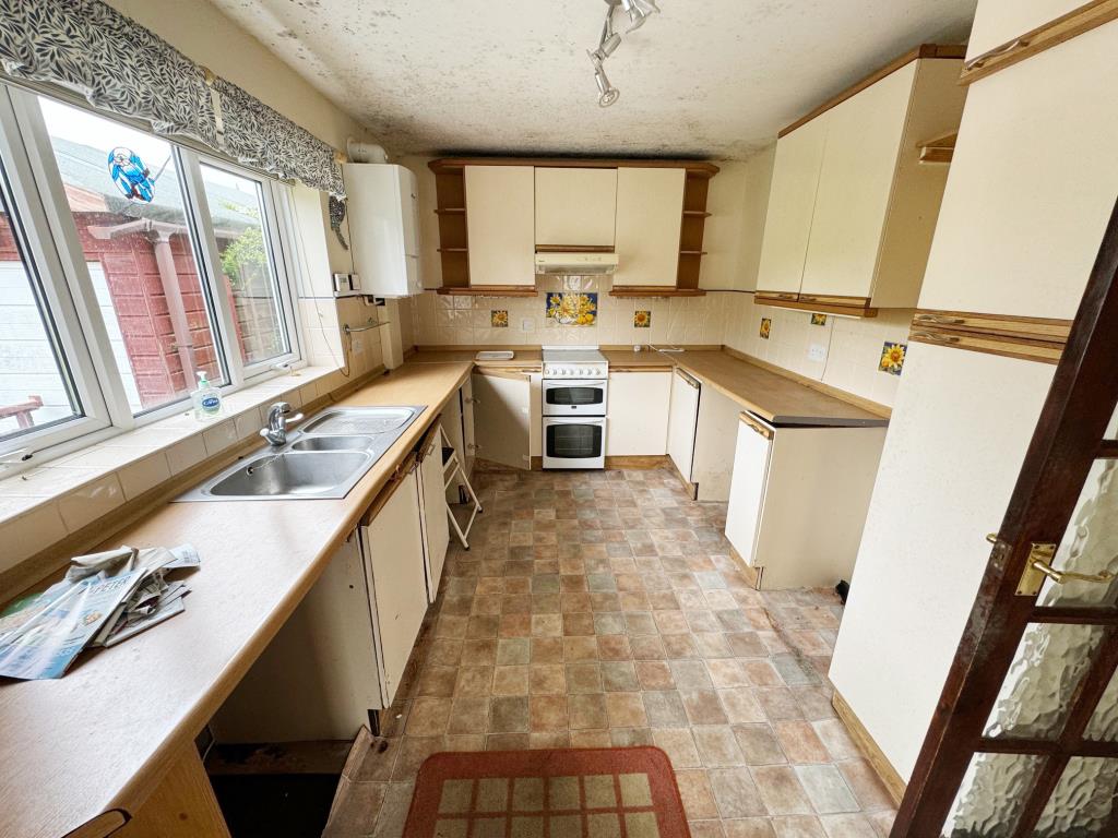 Lot: 146 - DETACHED BUNGALOW WITH POTENTIAL IN POPULAR LOCATION - kitchen